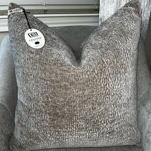 1-NWT CALLISTO HOME TEXTURE DECORATIVE THROW PILLOW